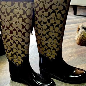 Beautiful ring authentic coach boots